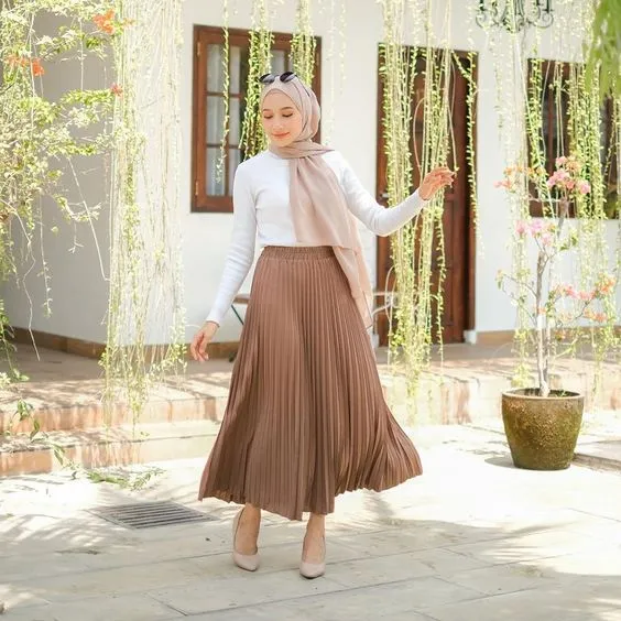 Bukan Hitam, Ini 8 Pilihan Warna Rok Plisket yang Sama Netralnya 16