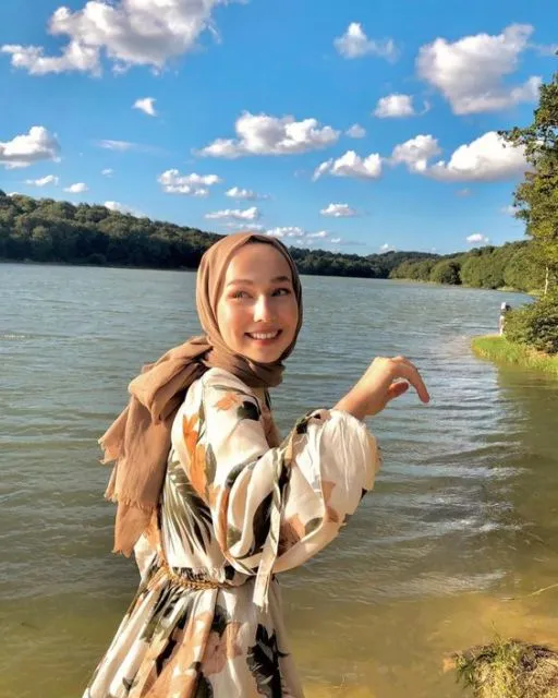 Tren Pashmina Diikat ke Belakang yang Bikin Bentuk Wajah Terlihat Jelas. Udah Nyoba? 15