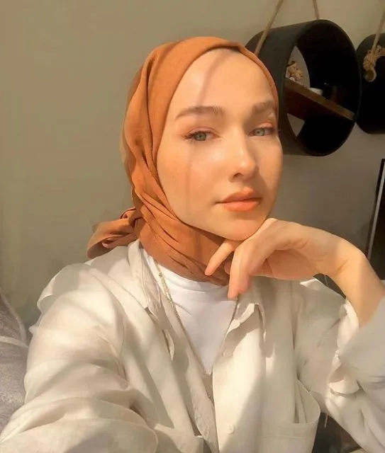 Tren Pashmina Diikat ke Belakang yang Bikin Bentuk Wajah Terlihat Jelas. Udah Nyoba? 9