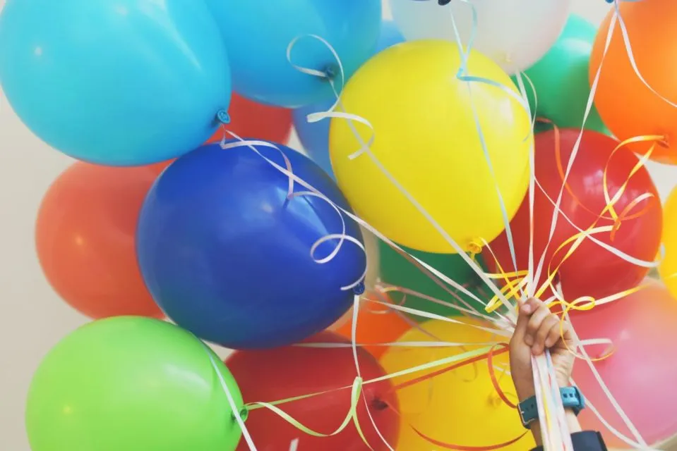 Niatnya Surprise Ulang Tahun, Balon Gas yang Dibawa Malah Tersambar Api Lilin dan Meledak. Ngeri! 3
