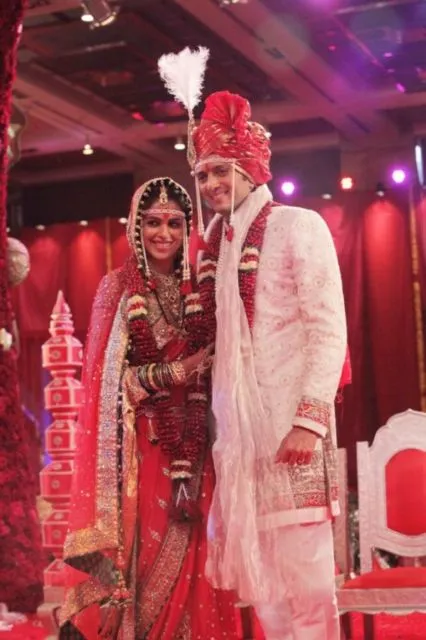 10 Gaun Pernikahan Bintang Bollywood Paling Mahal dan Mewah. Sarat Nuansa Warna Emas dan Merah! 15