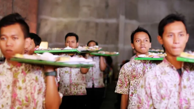 5 Tipikal Orang Kalau Lagi Nyinom atau Pelayan di Acara Nikahan Tetangga. Kamu yang Mana nih? 9