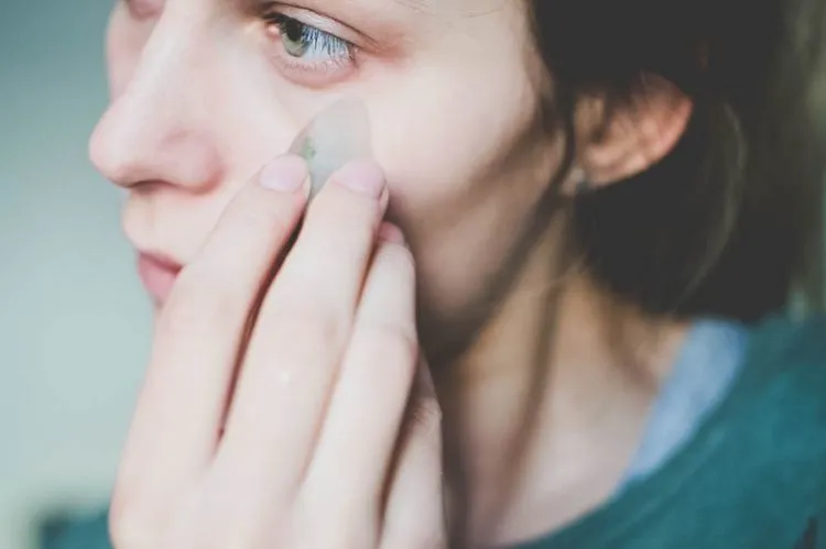 7 Cara Menghilangkan Kantung Mata dengan Bahan Alami, Nggak Perlu Makeup! 9