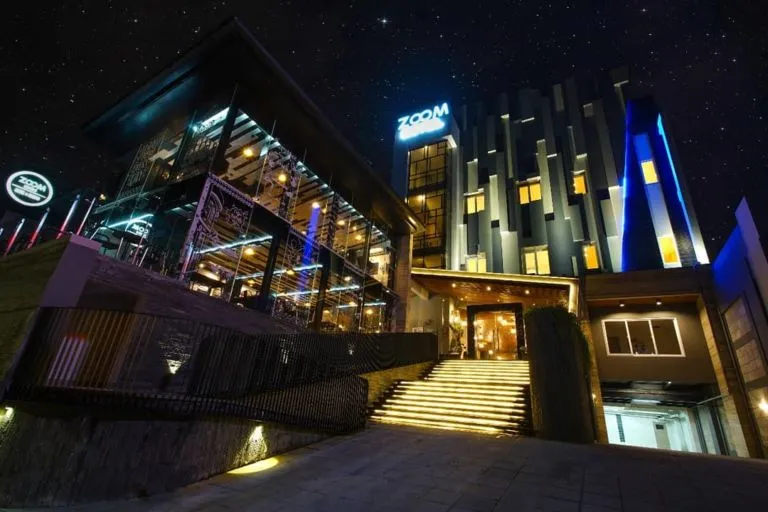 Punya Konsep Interior Penuh Warna dan Unik, ini lo 10 Hotel yang Instagramable di Surabaya 17