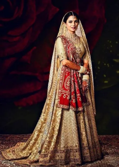 10 Gaun Pernikahan Bintang Bollywood Paling Mahal dan Mewah. Sarat Nuansa Warna Emas dan Merah! 17