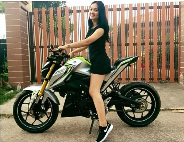 Memahami Kesulitan Cewek Saat Ngeluarin Motor dari Parkiran. Bantuin kek, Malah Diledekin! :( 7