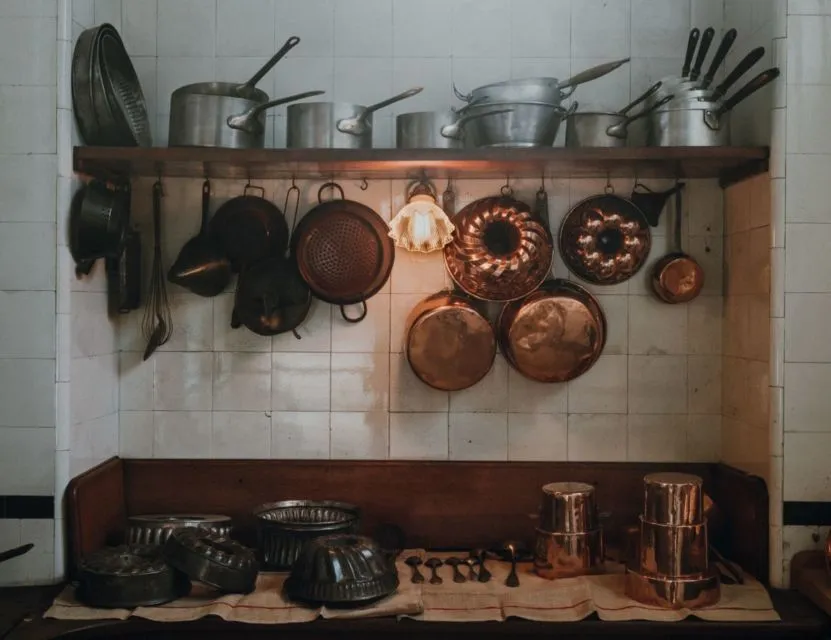 7 Penataan Lemari Dapur ini Jangan Ditiru, Justru Bikin 'Umpek-umpekan' dan Terkesan Penuh 10