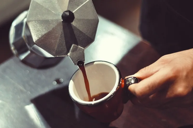 6 Rahasia Nyeduh Kopi Tubruk yang Minim Ampas dan Nendang Rasanya. Pakai Kopi Saset juga Bisa 9