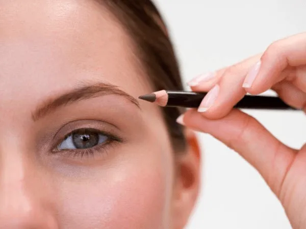 4 Alasan Kenapa Pensil Alis Hitam Sebenarnya Lebih Natural di Banding yang Cokelat. Wah! 6