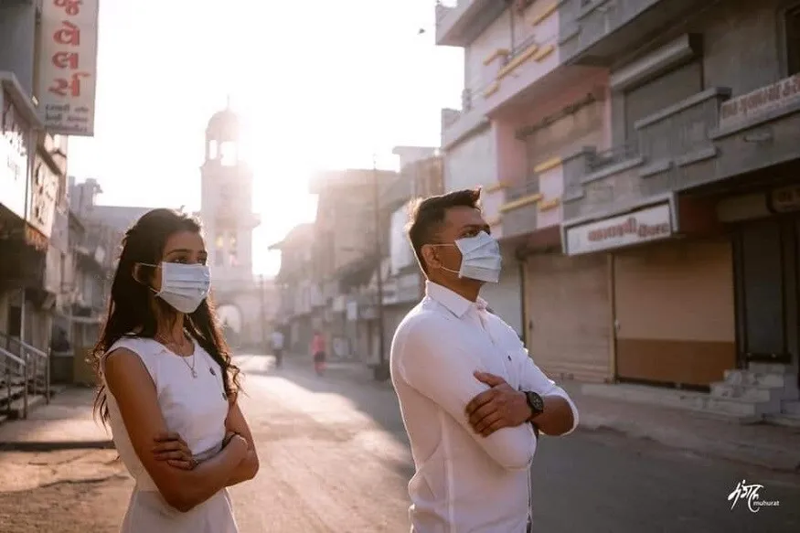 10 Ide Konsep Foto Pre-wedding Pakai Masker di Masa Pandemi. Tetap Dramatis dan Romantis! 10
