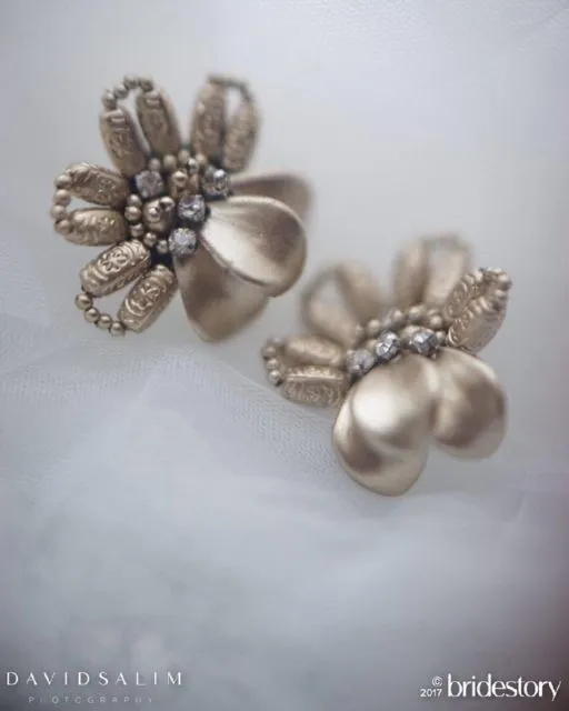Hadiah Mewah 5 Seleb untuk Bridesmaid. Dari Kamera, Perhiasan, Sampai Catokan Rambut! 6