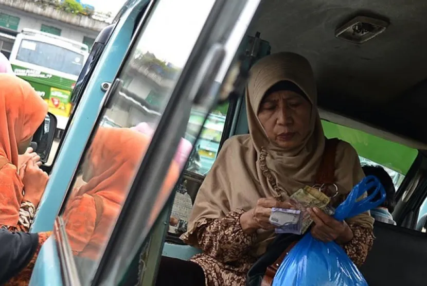 5 Hal yang Mesti Diperhatikan Saat Naik Angkot. Jaga-Jaga Aja, biar Lebih Aman dan Nyaman! 7