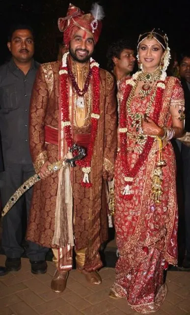 10 Gaun Pernikahan Bintang Bollywood Paling Mahal dan Mewah. Sarat Nuansa Warna Emas dan Merah! 11