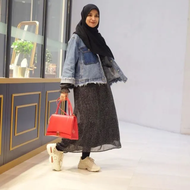 7+ Inspirasi Maternity Style Mama dengan Denim. Bikin Kelihatan Gemas, Kayak Masih ABG 16