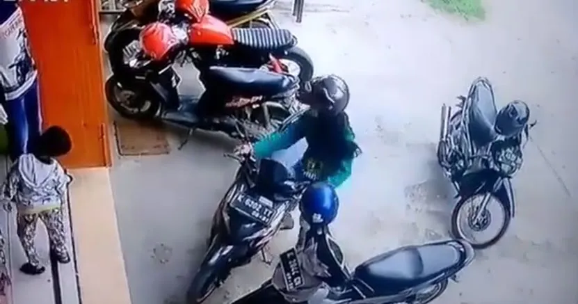 Memahami Kesulitan Cewek Saat Ngeluarin Motor dari Parkiran. Bantuin kek, Malah Diledekin! :( 6