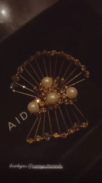 Hadiah Mewah 5 Seleb untuk Bridesmaid. Dari Kamera, Perhiasan, Sampai Catokan Rambut! 10