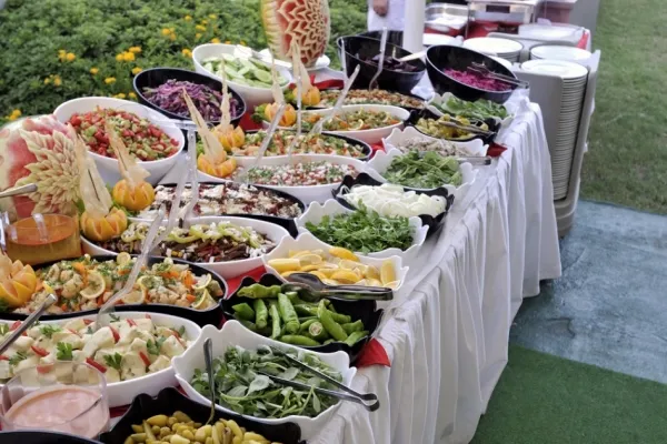 Makanan Resepsi Disesuaikan 'Isi Amplop' Viral, Hindari 5 Kesalahan Beda-bedain Tamu Pas Nikah 10