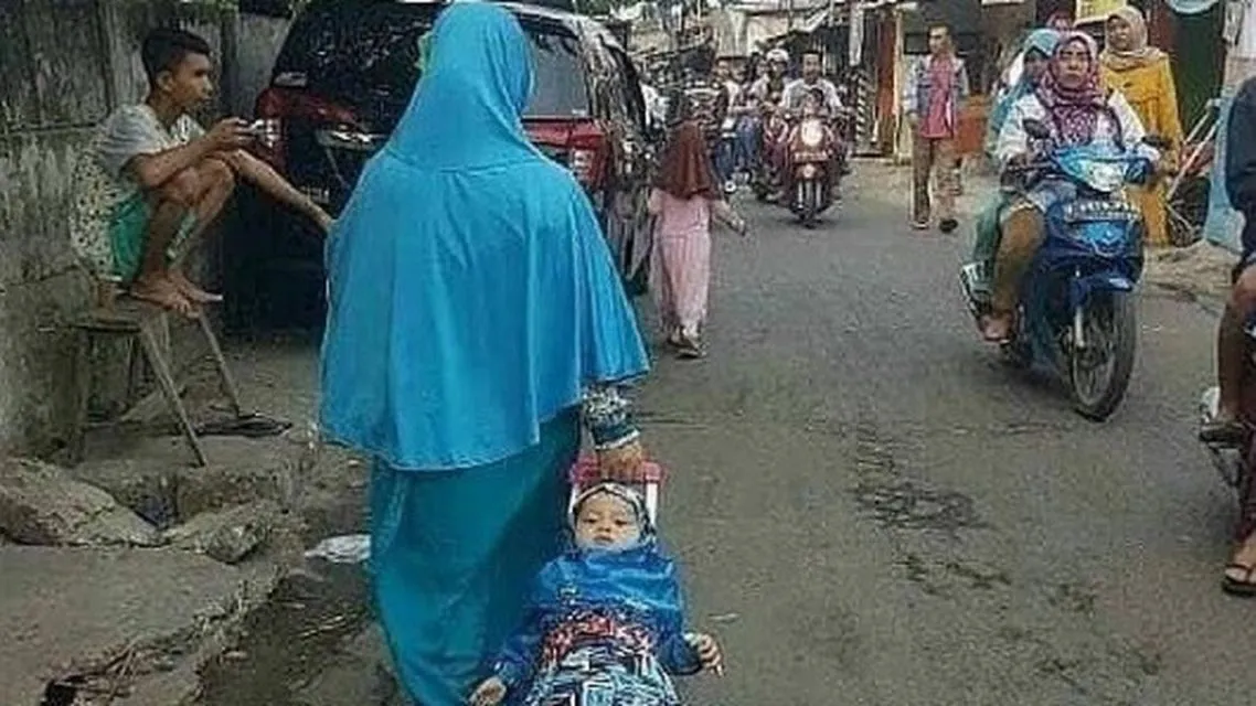 11 Siasat Kocak Emak Saat Mengasuh Anaknya. Demi Anak, Hal Seaneh ini Bakal Dilakukan 22