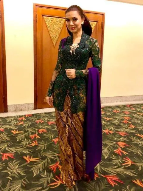 5 Potret Perempuan Berpengaruh di Indonesia Saat Berkebaya. Elegan, Manis dan Memesona! 7
