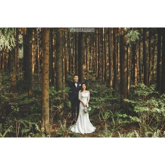 8 Ide Pre-wedding ala Korea di Alam Terbuka. Romantisnya Berpose Cantik di Taman Bunga! 14
