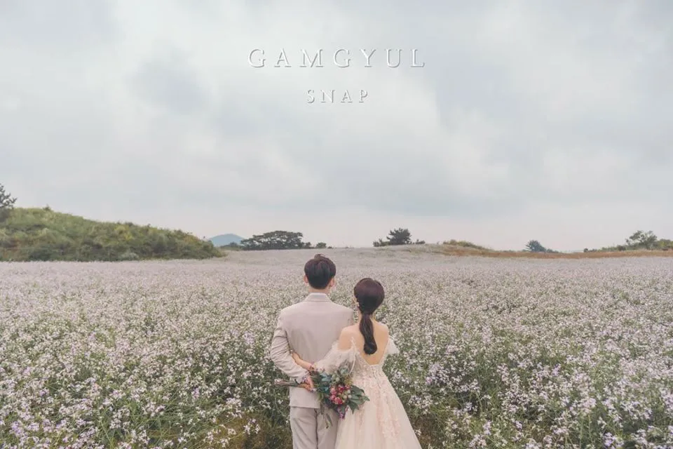 8 Ide Pre-wedding ala Korea di Alam Terbuka. Romantisnya Berpose Cantik di Taman Bunga! 13