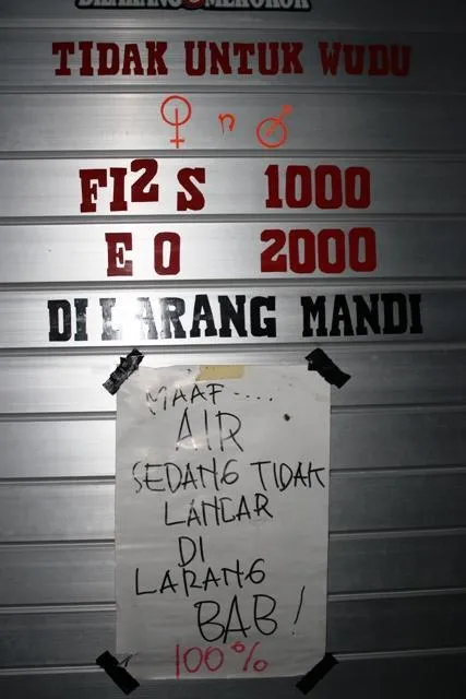 10 Aturan Nyeleneh tentang Tarif Penggunaan WC Umum. Ribet Banget, Udah Kayak Aturan Pemerintah~ 17