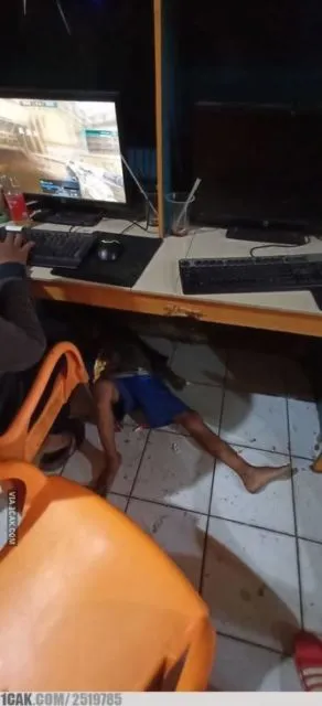 11 Potret Pasrahnya Orang-Orang Kalau Udah Ngantuk Banget. Makanya Jangan Begadang! 20