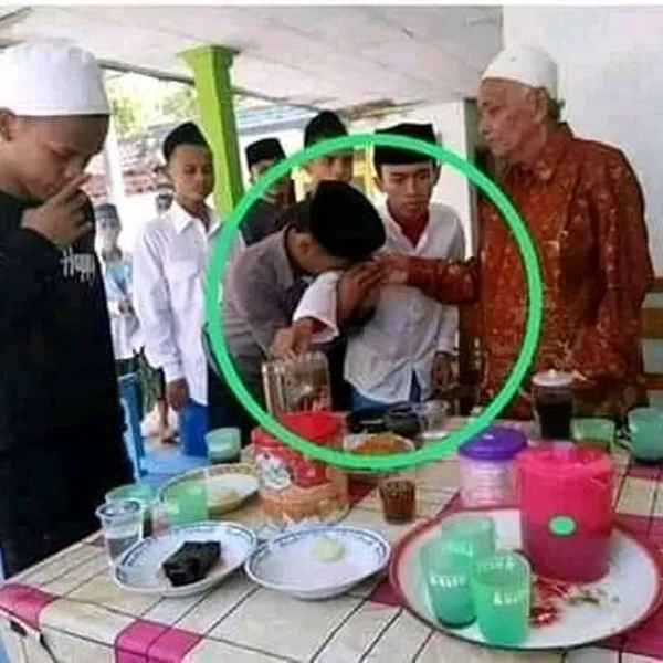 Lihat Fotonya Saja Sudah Awkward Sendiri, Nggak Kebayang Rasanya Ada dalam 10 Momen ini ~ 13