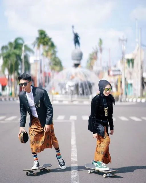 7 Pose Prewedding Estetik di Tengah Jalan Raya yang Lengang. Udah Sekeren ini, Maksimalkan! 14