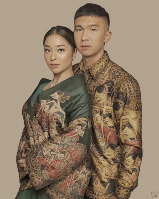 9 Ide Foto Prewedding dalam Setelan Batik. Jauh dari Kesan Kaku, Justru Terlihat Lebih Estetik! 18