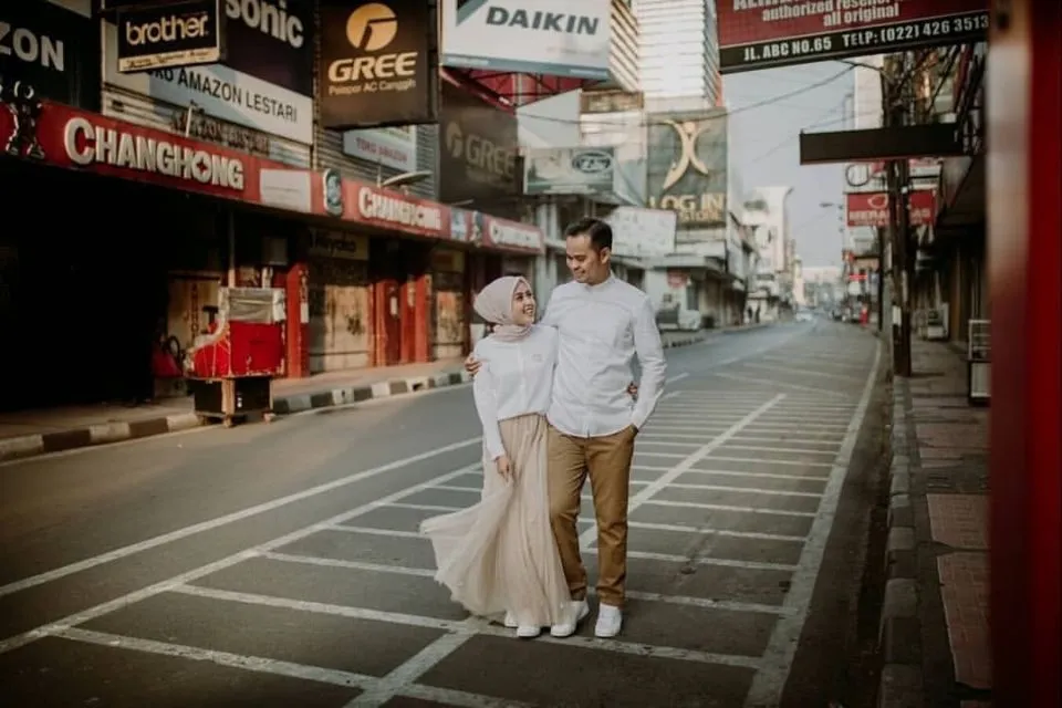 7 Pose Prewedding Estetik di Tengah Jalan Raya yang Lengang. Udah Sekeren ini, Maksimalkan! 13