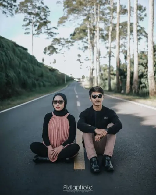 7 Pose Prewedding Estetik di Tengah Jalan Raya yang Lengang. Udah Sekeren ini, Maksimalkan! 8