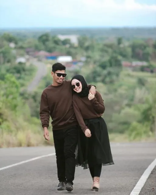 7 Pose Prewedding Estetik di Tengah Jalan Raya yang Lengang. Udah Sekeren ini, Maksimalkan! 9