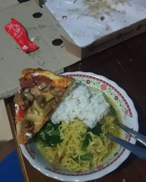 11 Potret Kocak Orang Saat Kelaparan. Bagaimanapun Situasinya, Urusan Perut Wajib Didahulukan! 20