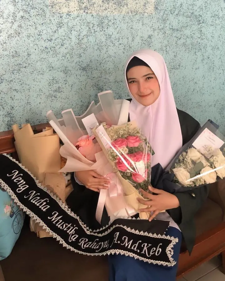 8 Artis yang Berhasil Lulus Kuliah di Masa Pandemi. Tetap Fokus Kuliah, Meski Kondisi Masih Krisis 12