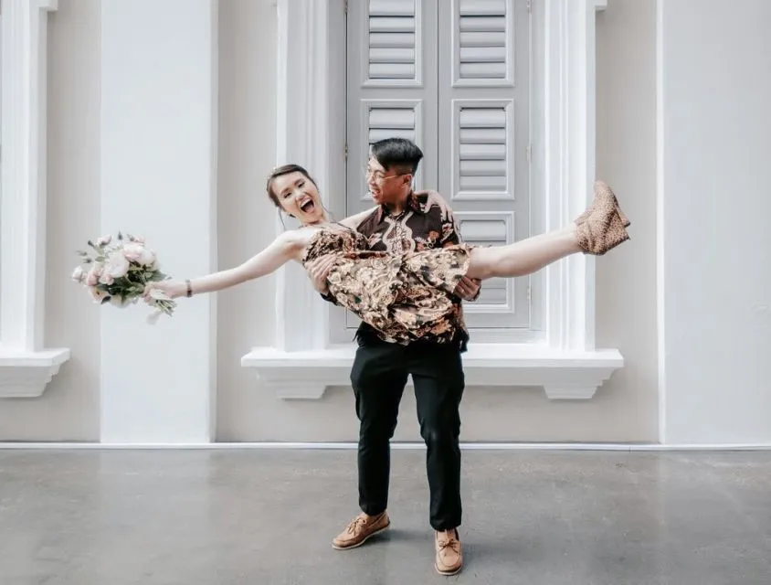 9 Ide Foto Prewedding dalam Setelan Batik. Jauh dari Kesan Kaku, Justru Terlihat Lebih Estetik! 11
