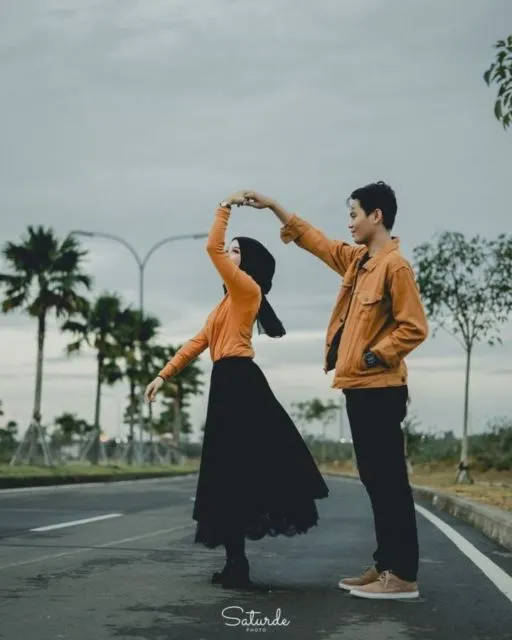 7 Pose Prewedding Estetik di Tengah Jalan Raya yang Lengang. Udah Sekeren ini, Maksimalkan! 11