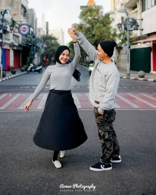7 Pose Prewedding Estetik di Tengah Jalan Raya yang Lengang. Udah Sekeren ini, Maksimalkan! 12
