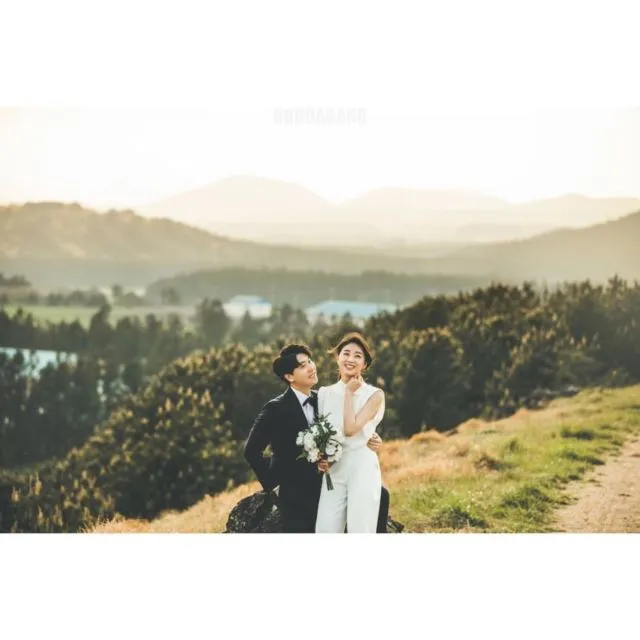 8 Ide Pre-wedding ala Korea di Alam Terbuka. Romantisnya Berpose Cantik di Taman Bunga! 15