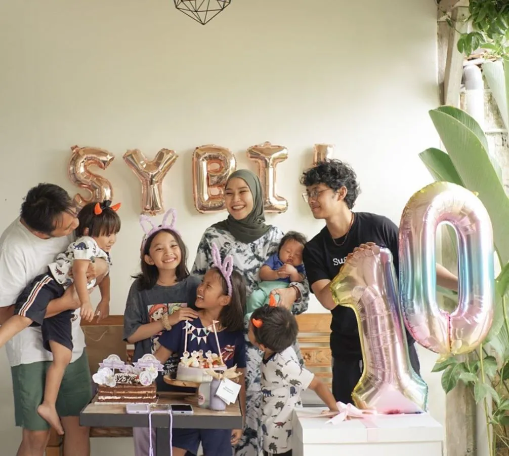 Rayakan Ulang Tahun Putri Sulungnya, Zaskia Mecca Kenang Momen Perdana Jadi Ibu. Sempat Baby Blues! 3