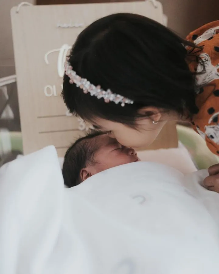 Chelsea Olivia & Glenn Alinskie Dikaruniai Anak Kedua, Intip Momen Bahagia Kelahiran Sang Bayi 17