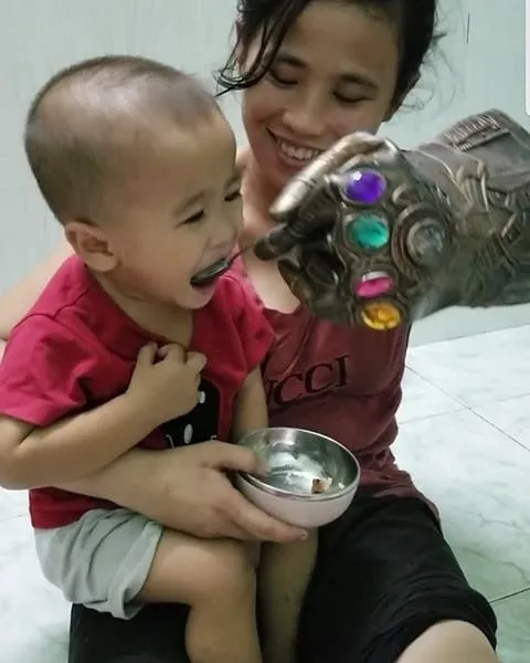 11 Siasat Kocak Emak Saat Mengasuh Anaknya. Demi Anak, Hal Seaneh ini Bakal Dilakukan 13