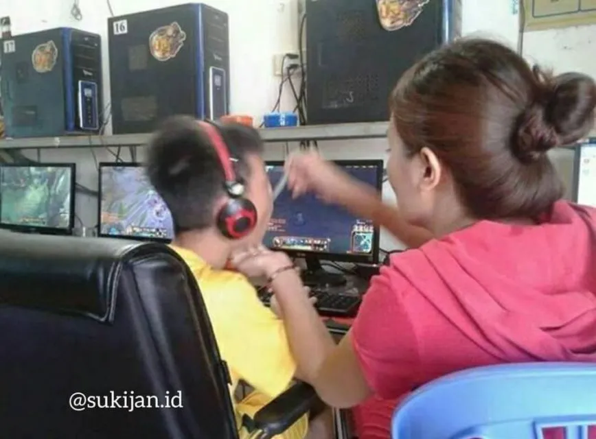 11 Siasat Kocak Emak Saat Mengasuh Anaknya. Demi Anak, Hal Seaneh ini Bakal Dilakukan 18