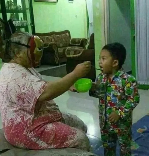 11 Siasat Kocak Emak Saat Mengasuh Anaknya. Demi Anak, Hal Seaneh ini Bakal Dilakukan 20