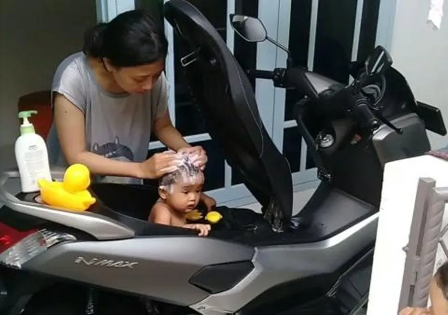 11 Siasat Kocak Emak Saat Mengasuh Anaknya. Demi Anak, Hal Seaneh ini Bakal Dilakukan 14