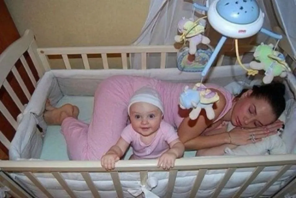 11 Siasat Kocak Emak Saat Mengasuh Anaknya. Demi Anak, Hal Seaneh ini Bakal Dilakukan 17