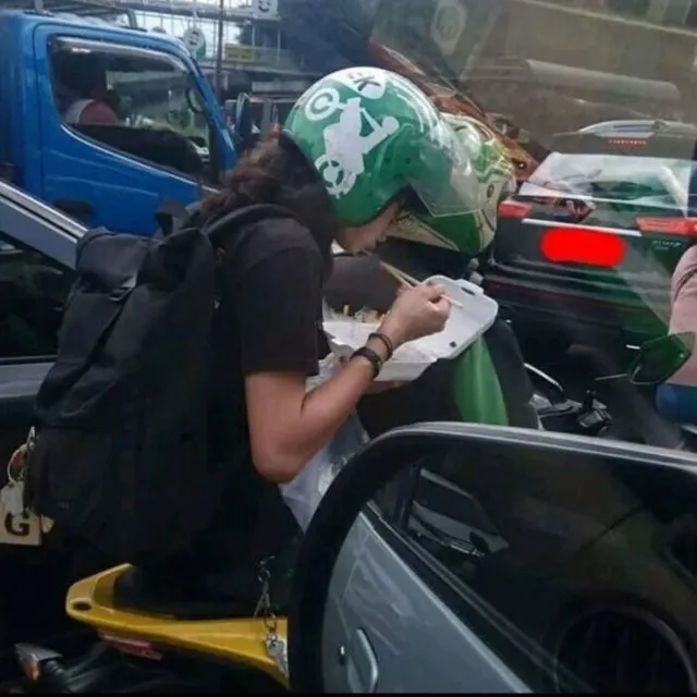 11 Potret Kocak Orang Saat Kelaparan. Bagaimanapun Situasinya, Urusan Perut Wajib Didahulukan! 17
