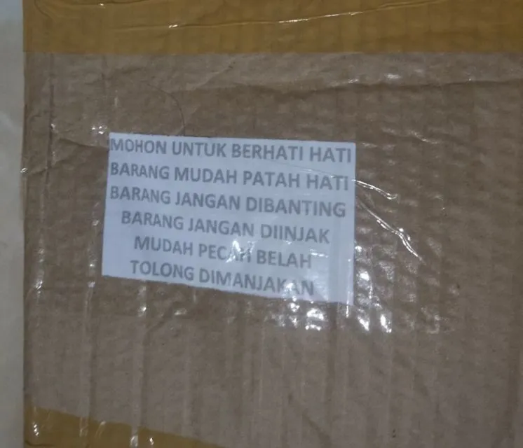 10 Ide Kocak Bungkus Barang Paketan biar Lebih Aman. Kadang Ada Kurir yang Nggak Peduli sih 11