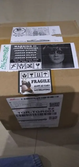 10 Ide Kocak Bungkus Barang Paketan biar Lebih Aman. Kadang Ada Kurir yang Nggak Peduli sih 20