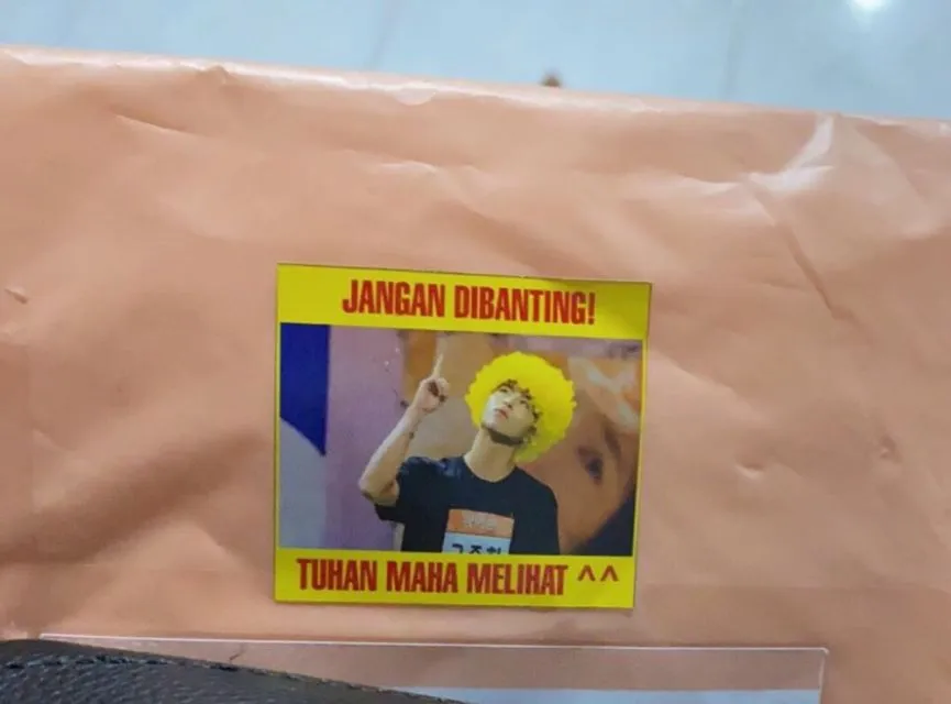 10 Ide Kocak Bungkus Barang Paketan biar Lebih Aman. Kadang Ada Kurir yang Nggak Peduli sih 14